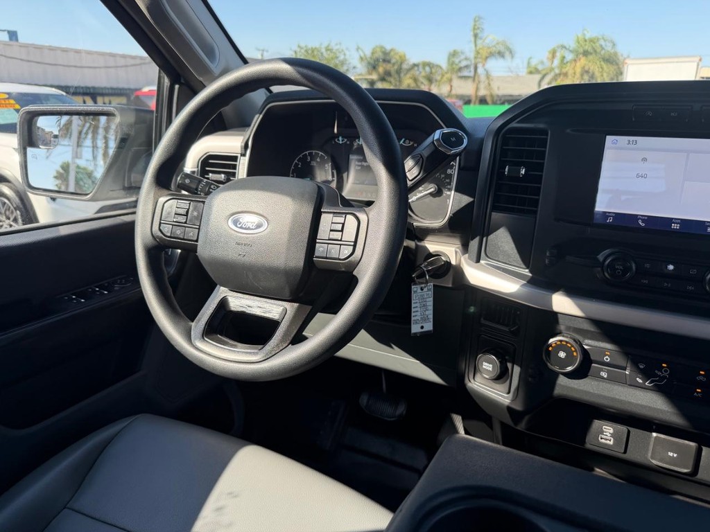 Ford F-150 Vehicle Full-screen Gallery Image 30