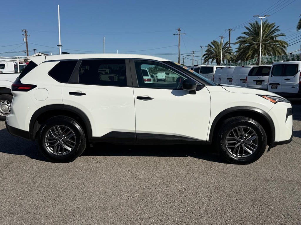 Nissan Rogue Vehicle Full-screen Gallery Image 05