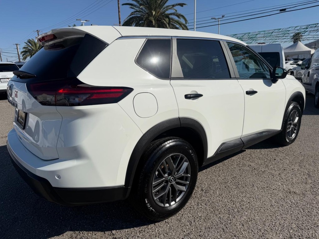 Nissan Rogue Vehicle Full-screen Gallery Image 06
