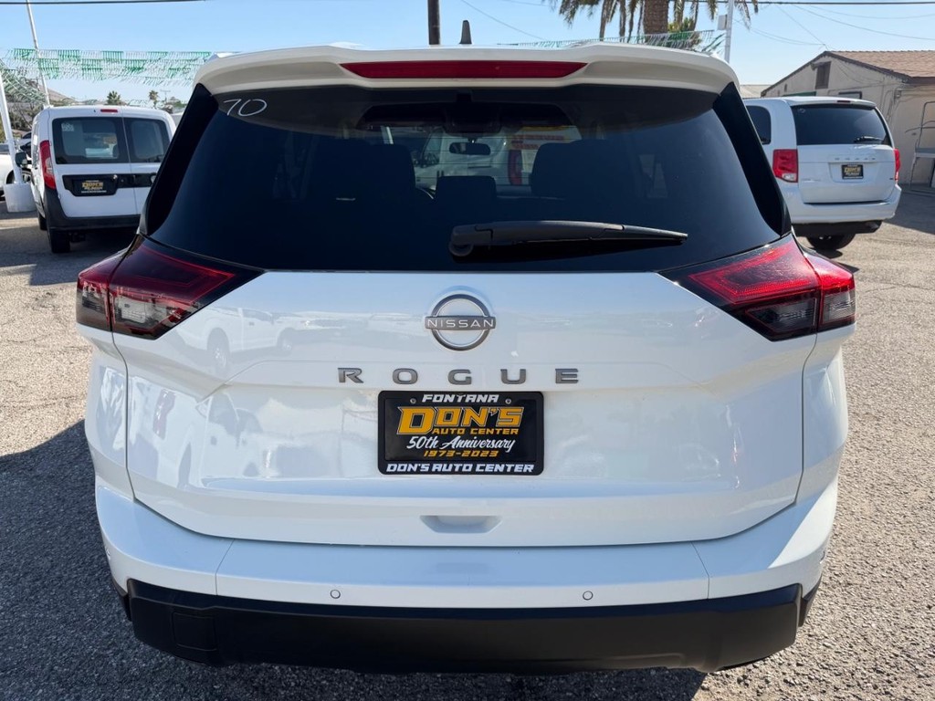Nissan Rogue Vehicle Full-screen Gallery Image 08