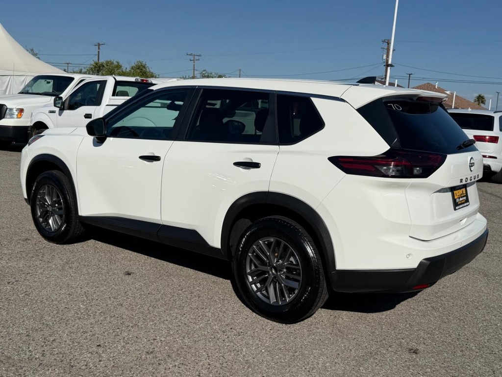 Nissan Rogue Vehicle Full-screen Gallery Image 09