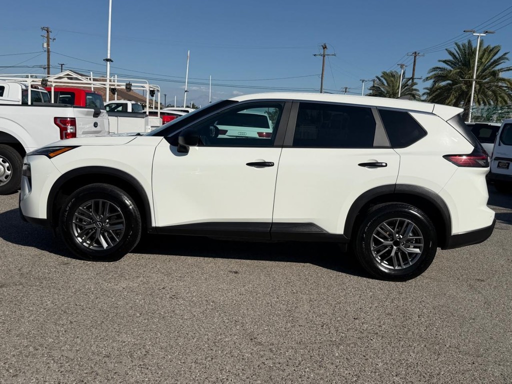 Nissan Rogue Vehicle Full-screen Gallery Image 11