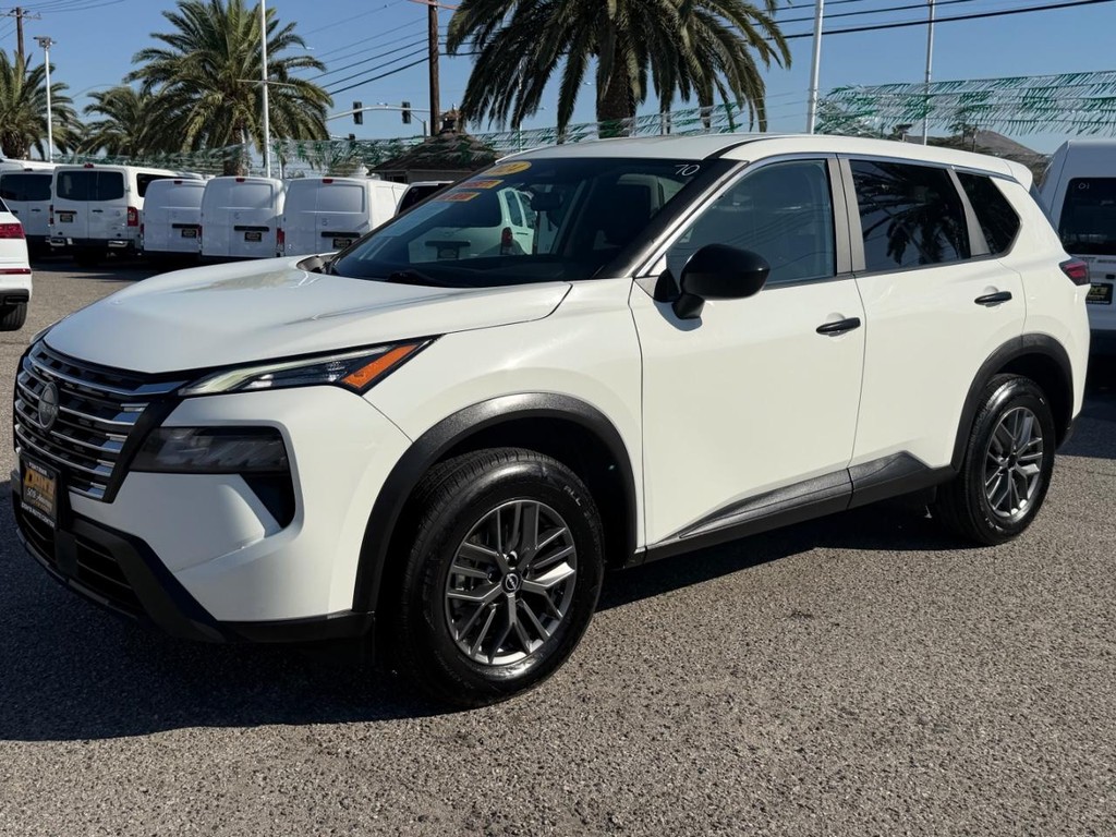 Nissan Rogue Vehicle Full-screen Gallery Image 12