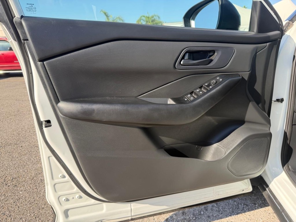 Nissan Rogue Vehicle Full-screen Gallery Image 15