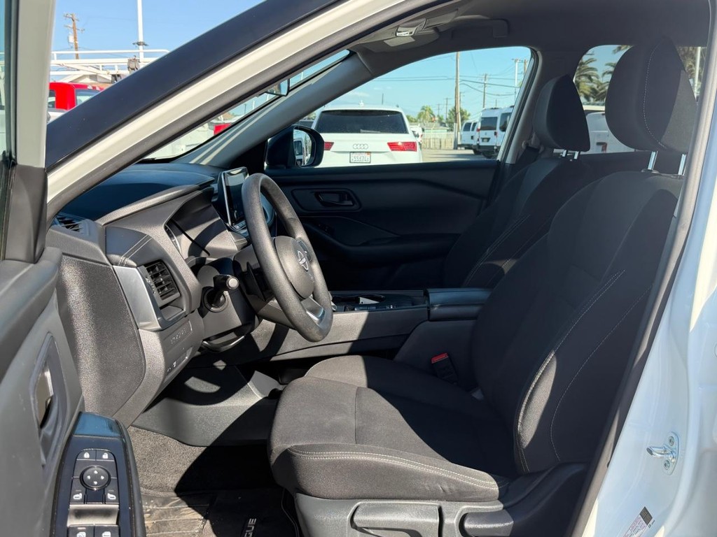 Nissan Rogue Vehicle Full-screen Gallery Image 17