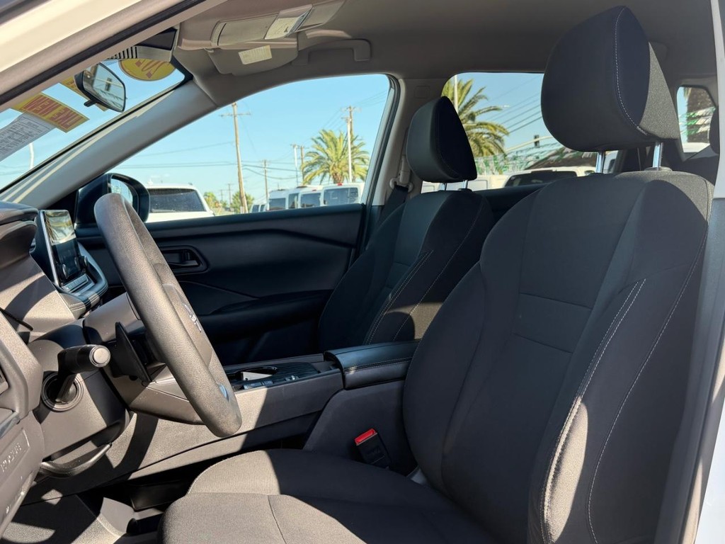 Nissan Rogue Vehicle Full-screen Gallery Image 18