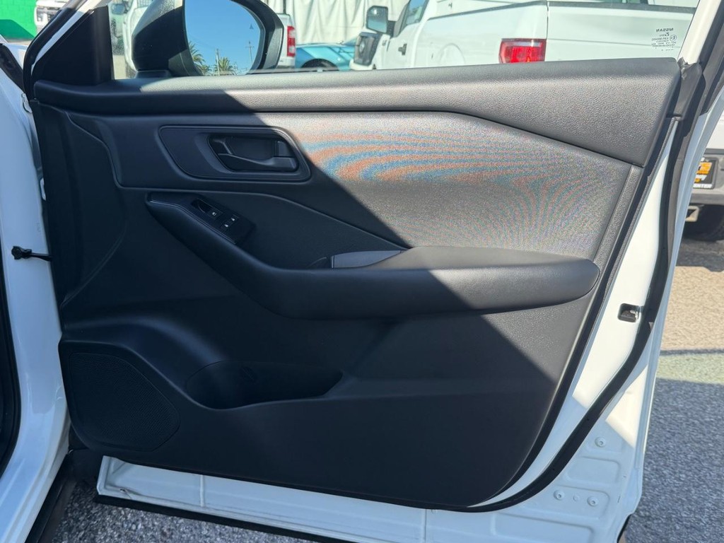 Nissan Rogue Vehicle Full-screen Gallery Image 19