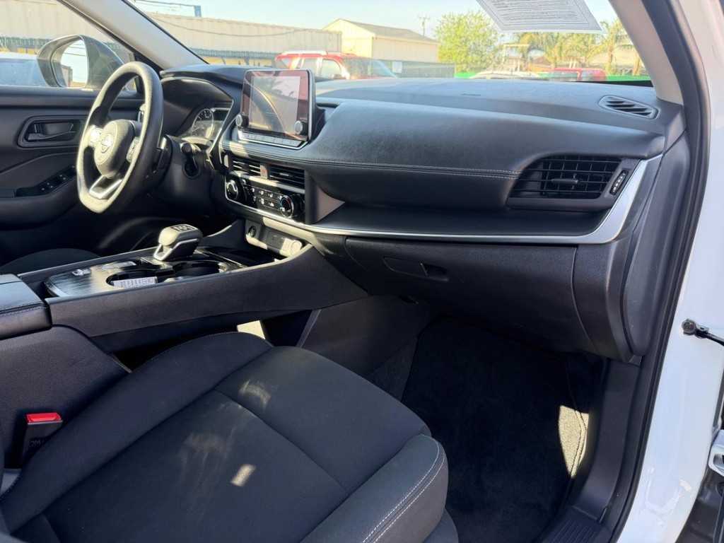 Nissan Rogue Vehicle Full-screen Gallery Image 20