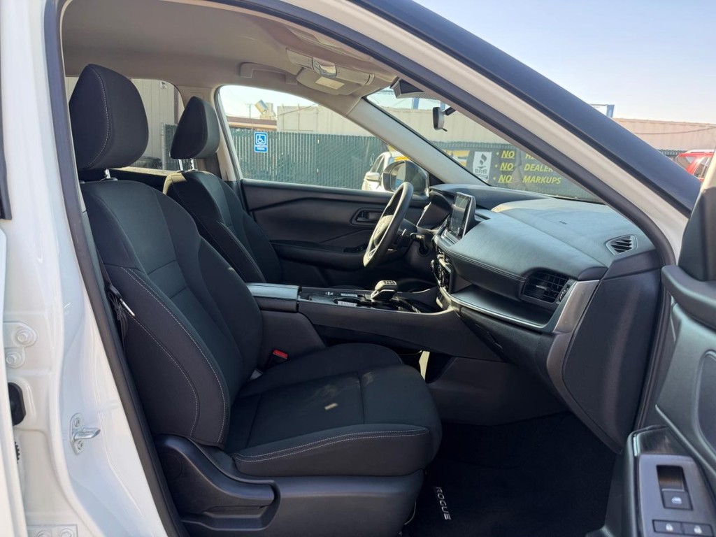 Nissan Rogue Vehicle Full-screen Gallery Image 21
