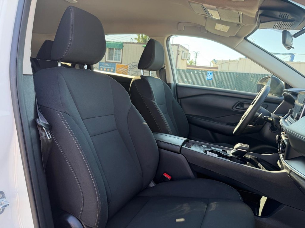 Nissan Rogue Vehicle Full-screen Gallery Image 22