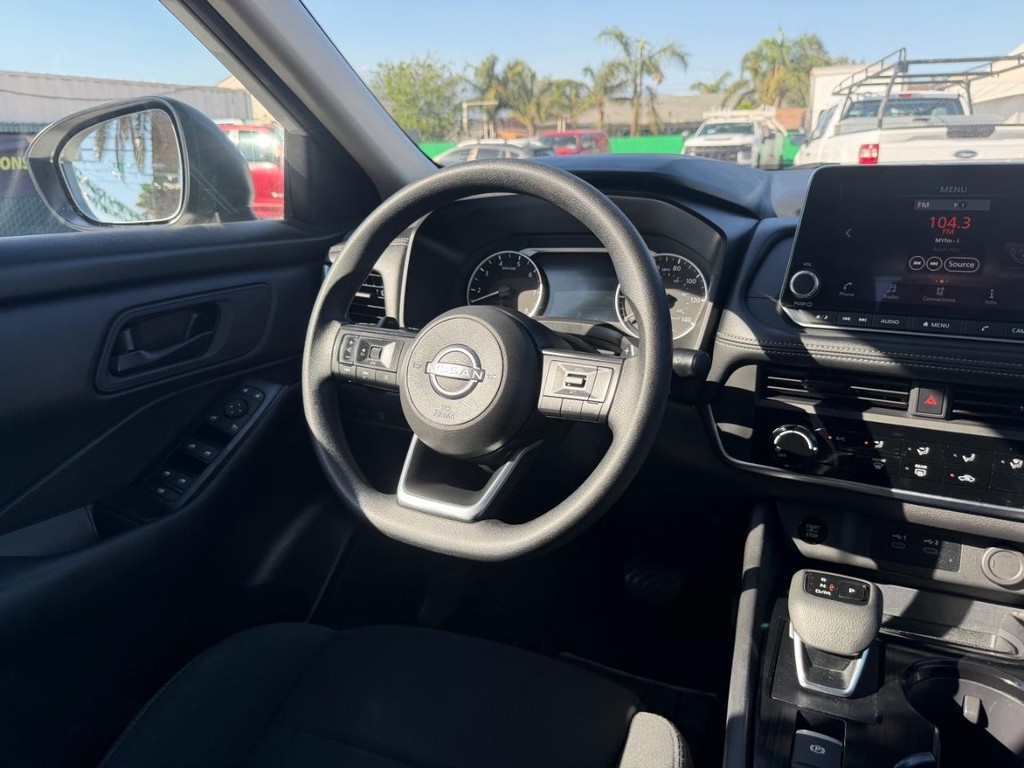 Nissan Rogue Vehicle Full-screen Gallery Image 24