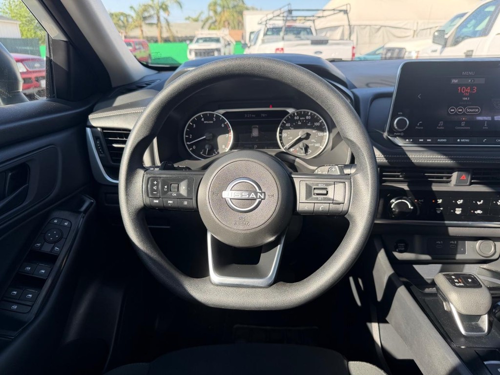 Nissan Rogue Vehicle Full-screen Gallery Image 27
