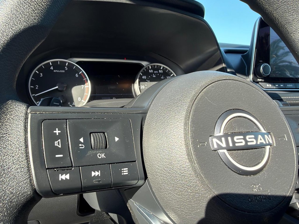 Nissan Rogue Vehicle Full-screen Gallery Image 28
