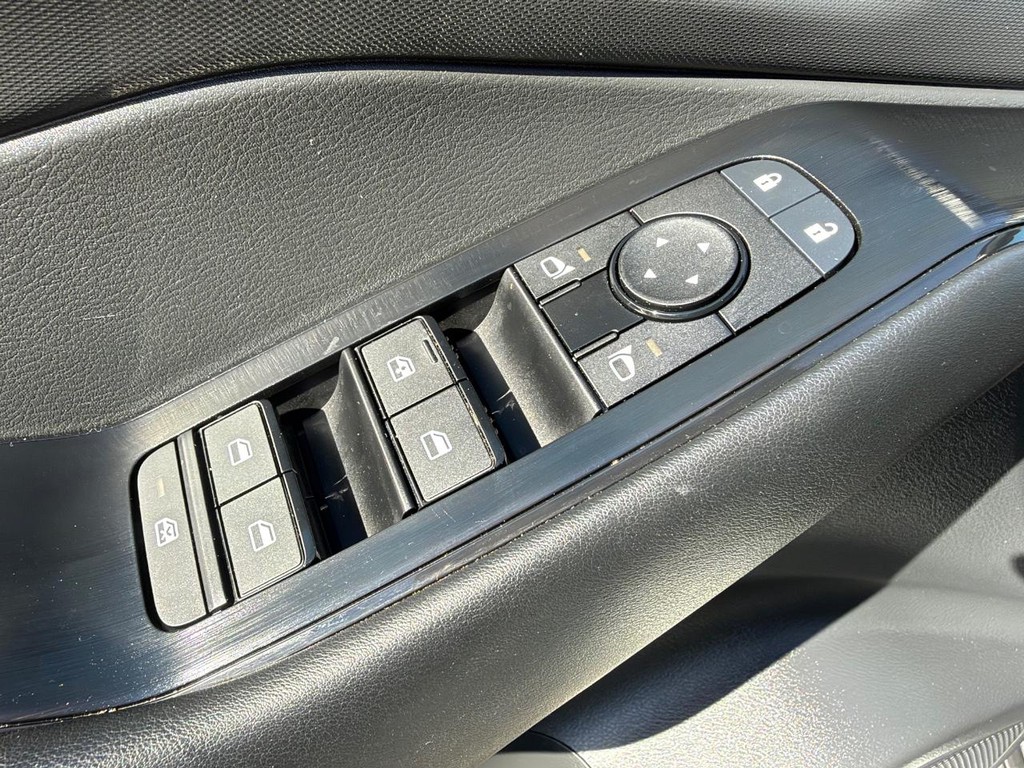 Nissan Rogue Vehicle Full-screen Gallery Image 30
