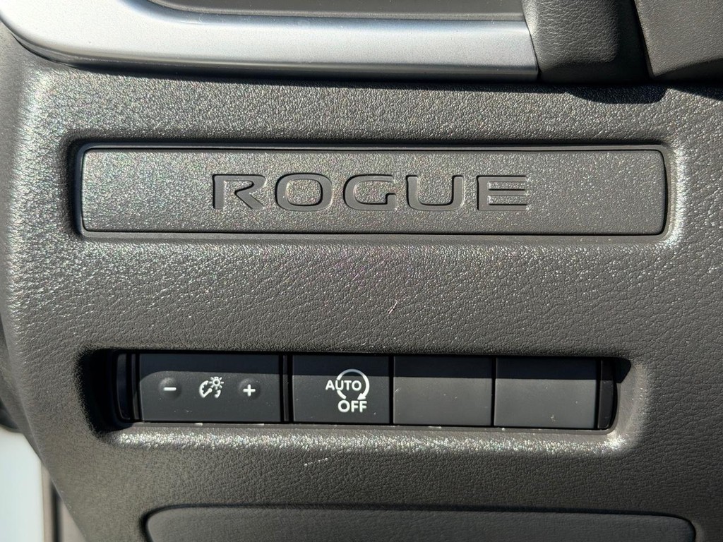 Nissan Rogue Vehicle Full-screen Gallery Image 31