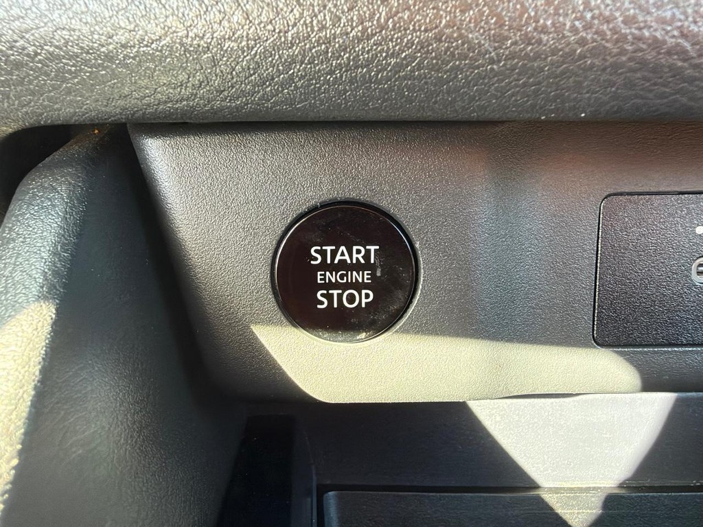Nissan Rogue Vehicle Full-screen Gallery Image 32