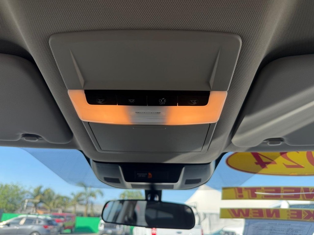 Nissan Rogue Vehicle Full-screen Gallery Image 33