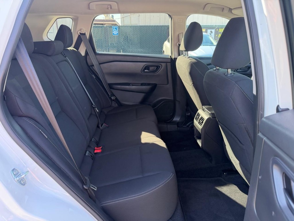 Nissan Rogue Vehicle Full-screen Gallery Image 34