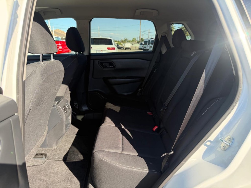Nissan Rogue Vehicle Full-screen Gallery Image 35