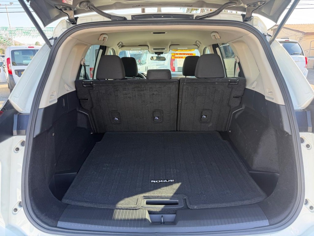 Nissan Rogue Vehicle Full-screen Gallery Image 38