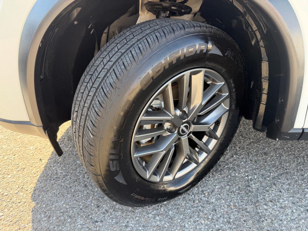 Nissan Rogue Vehicle Full-screen Gallery Image 39