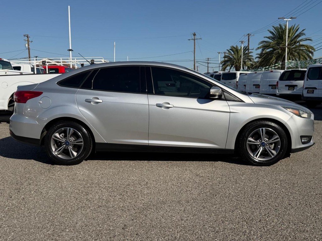 Ford Focus Vehicle Full-screen Gallery Image 05