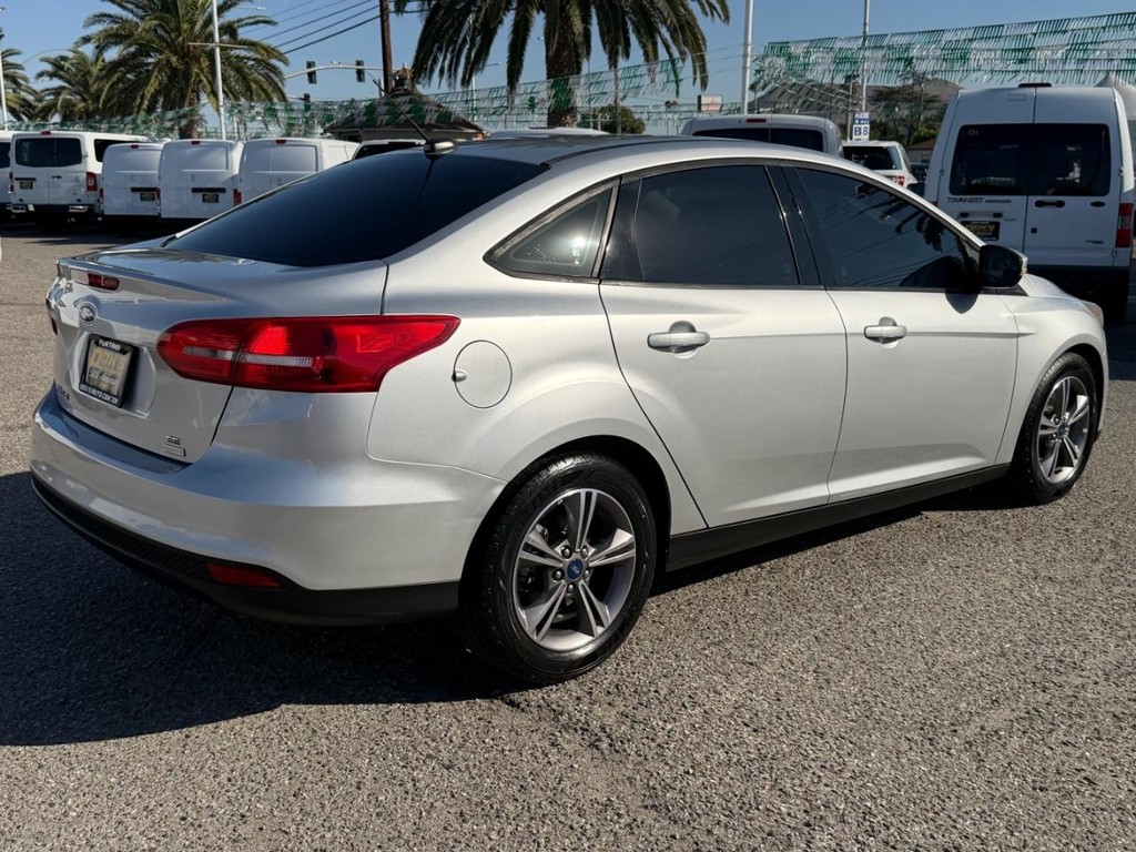 Ford Focus Vehicle Full-screen Gallery Image 08