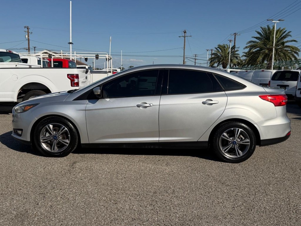 Ford Focus Vehicle Full-screen Gallery Image 11