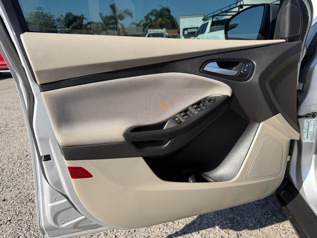 Ford Focus Vehicle Full-screen Gallery Image 15