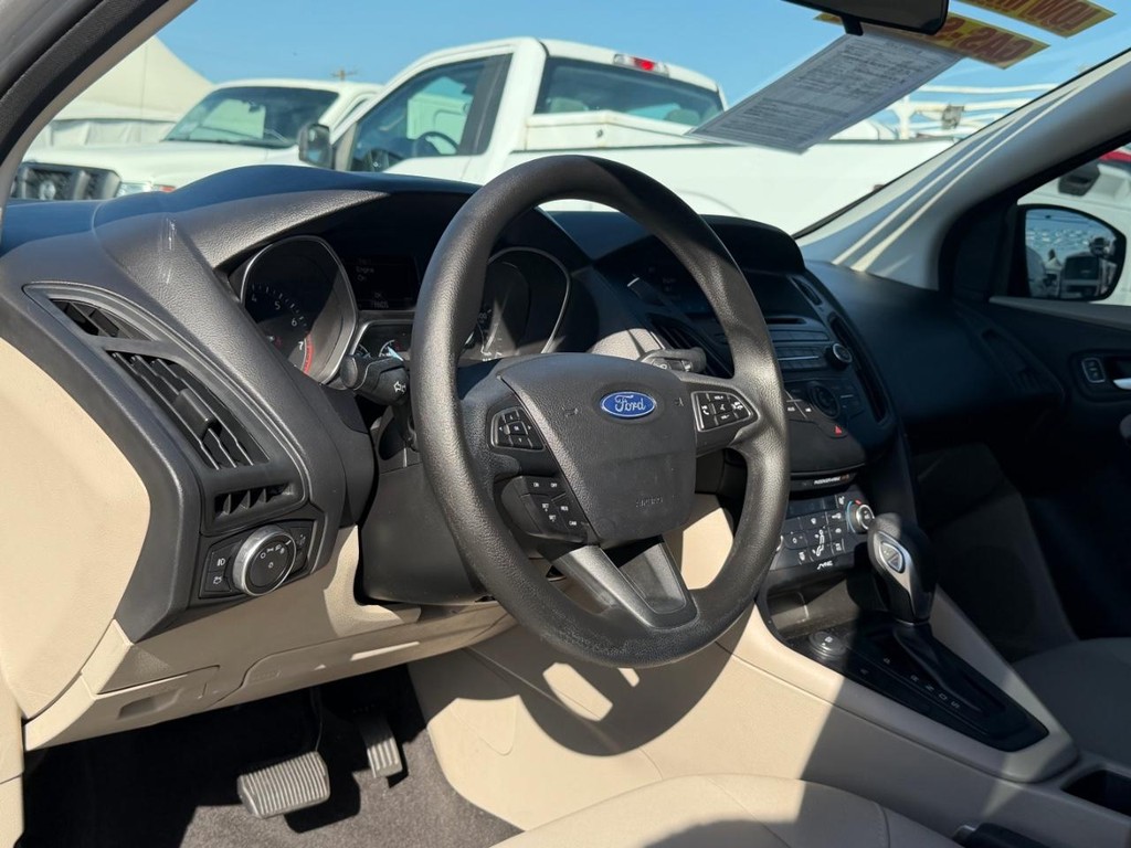 Ford Focus Vehicle Full-screen Gallery Image 16