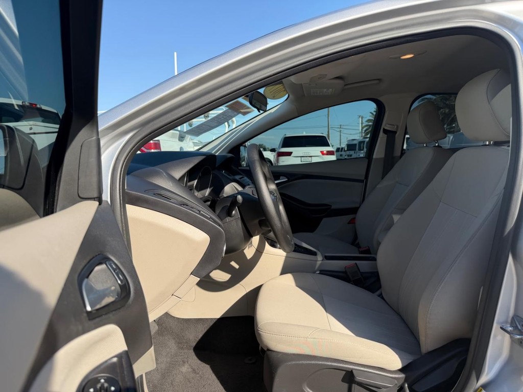 Ford Focus Vehicle Full-screen Gallery Image 17