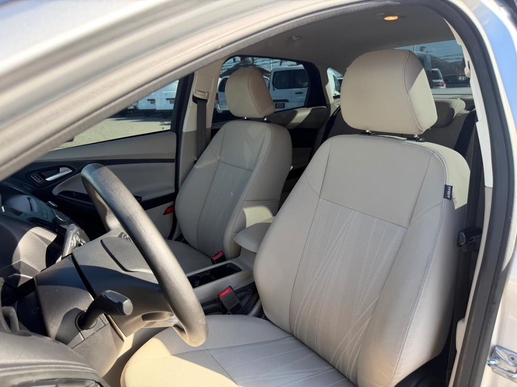 Ford Focus Vehicle Full-screen Gallery Image 18