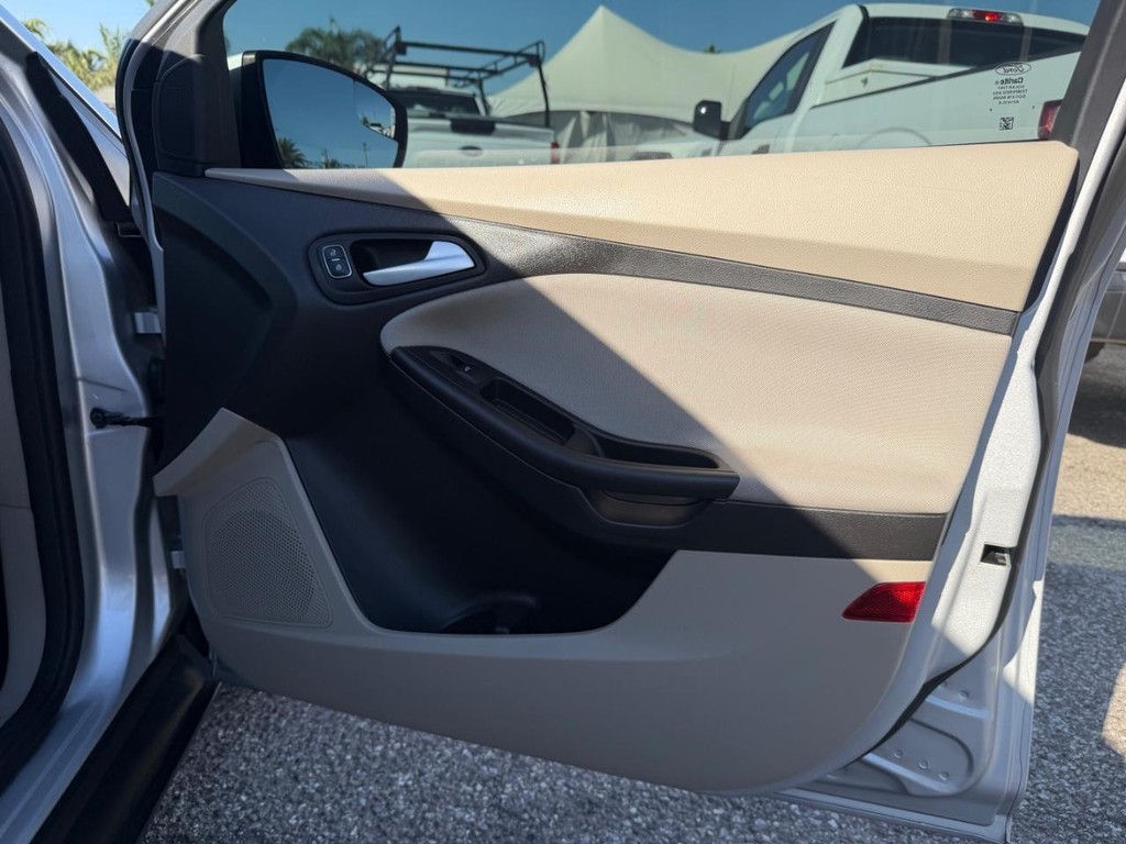 Ford Focus Vehicle Full-screen Gallery Image 19