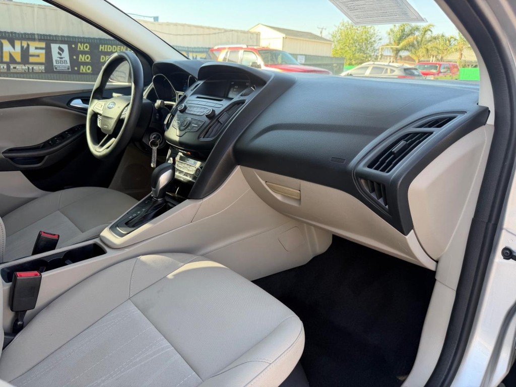 Ford Focus Vehicle Full-screen Gallery Image 20
