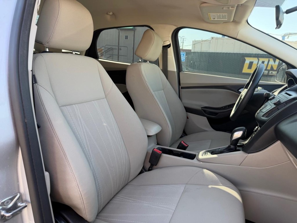 Ford Focus Vehicle Full-screen Gallery Image 22