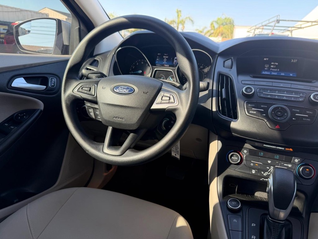 Ford Focus Vehicle Full-screen Gallery Image 24