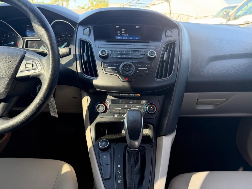 Ford Focus Vehicle Full-screen Gallery Image 25