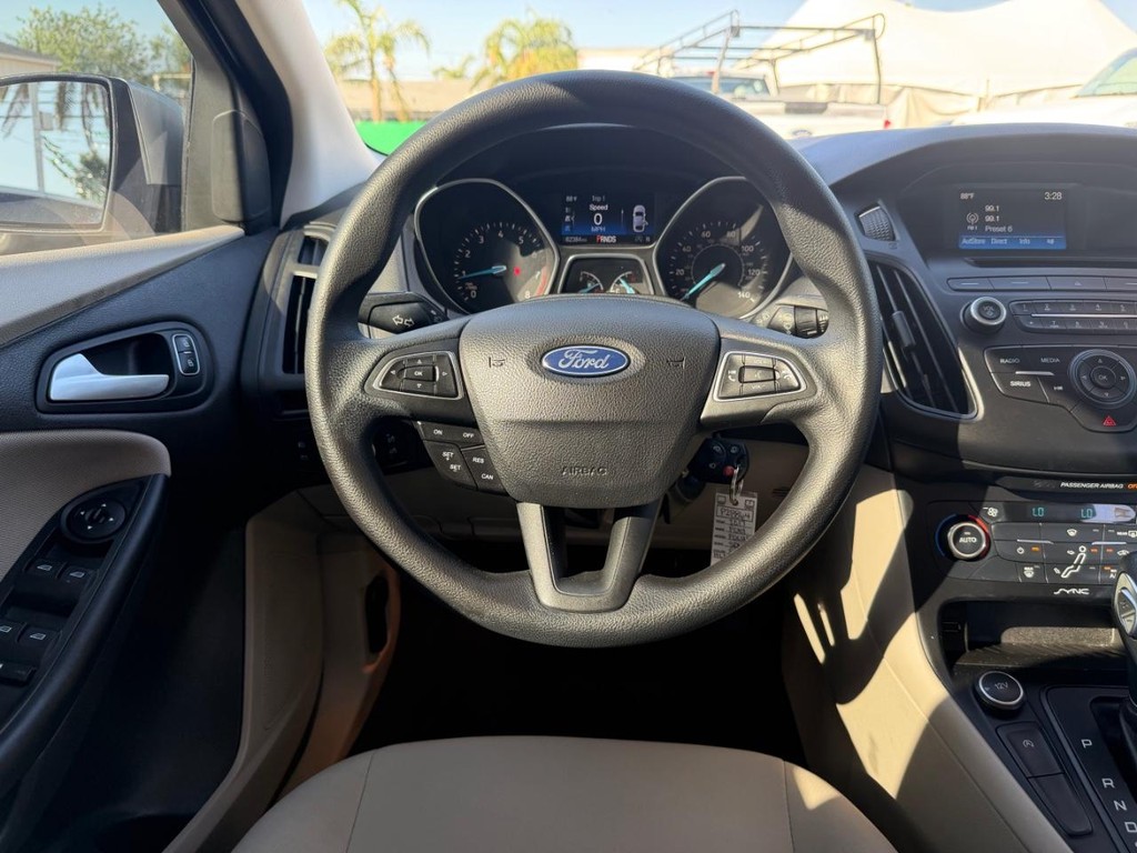 Ford Focus Vehicle Full-screen Gallery Image 27