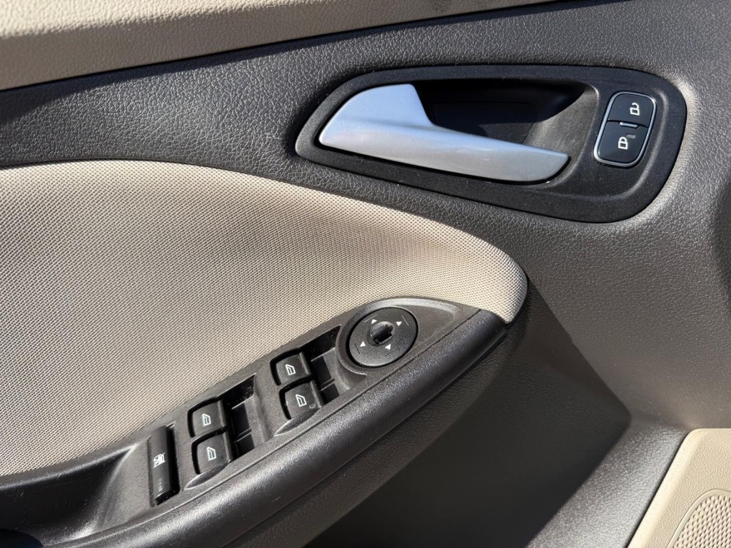 Ford Focus Vehicle Full-screen Gallery Image 31