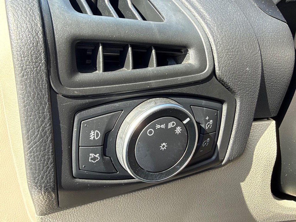 Ford Focus Vehicle Full-screen Gallery Image 32