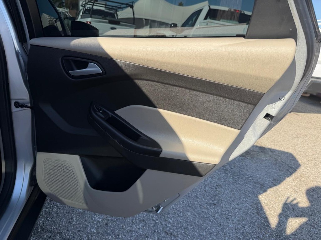 Ford Focus Vehicle Full-screen Gallery Image 33