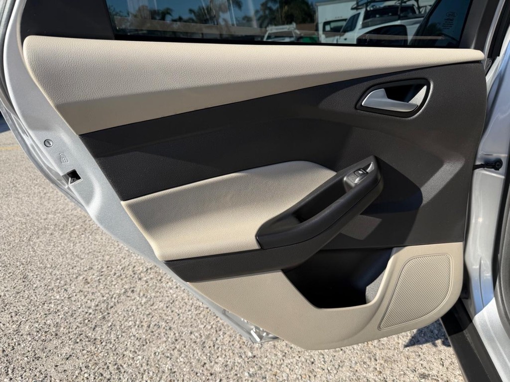 Ford Focus Vehicle Full-screen Gallery Image 35