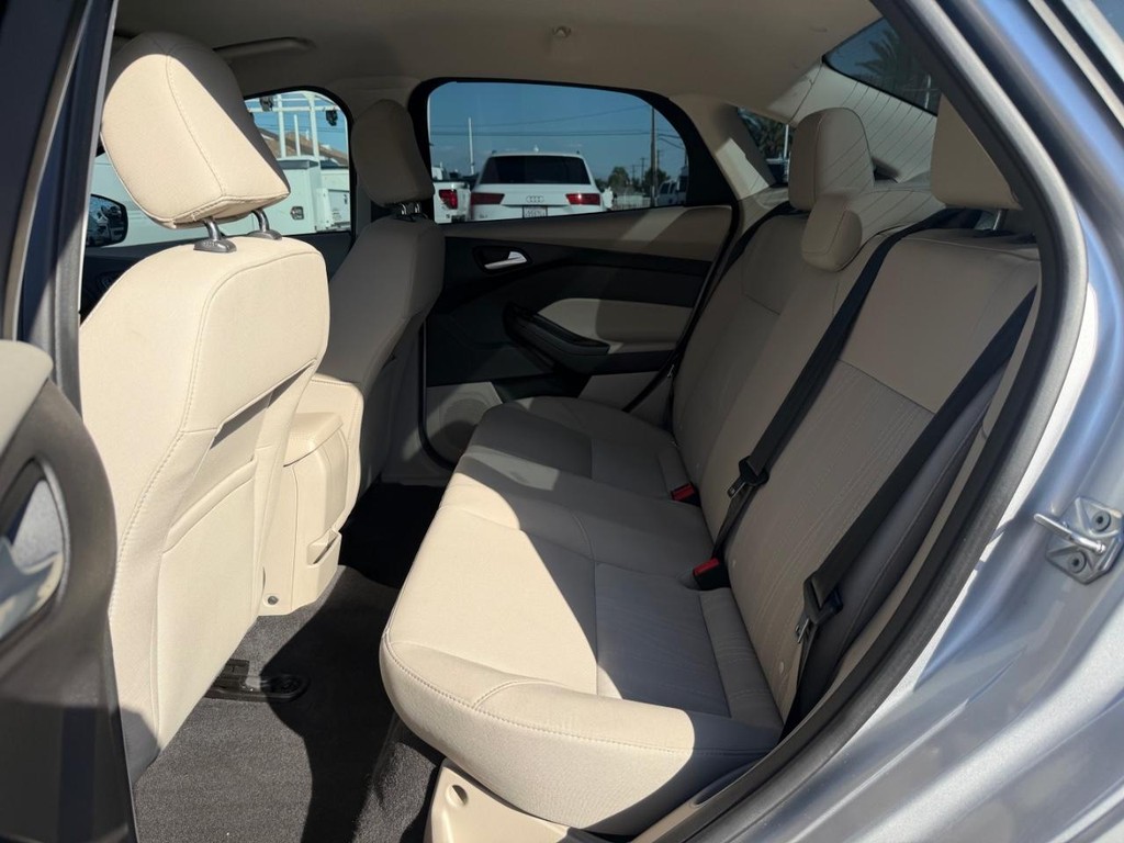 Ford Focus Vehicle Full-screen Gallery Image 36