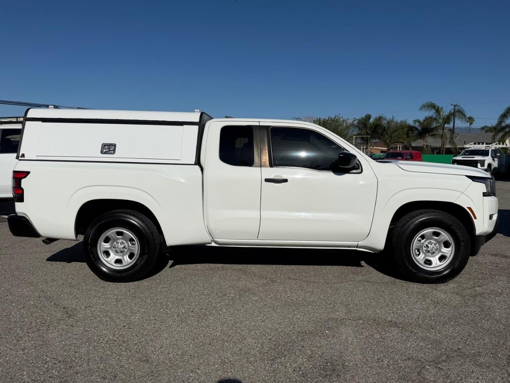 Nissan Frontier Vehicle Full-screen Gallery Image 05