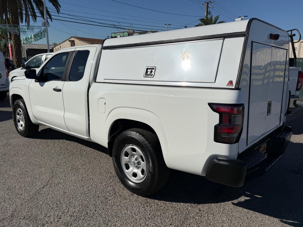 Nissan Frontier Vehicle Full-screen Gallery Image 09
