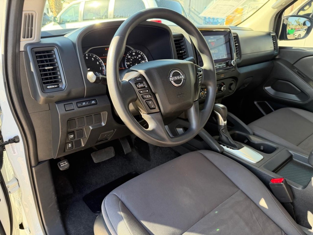 Nissan Frontier Vehicle Full-screen Gallery Image 15