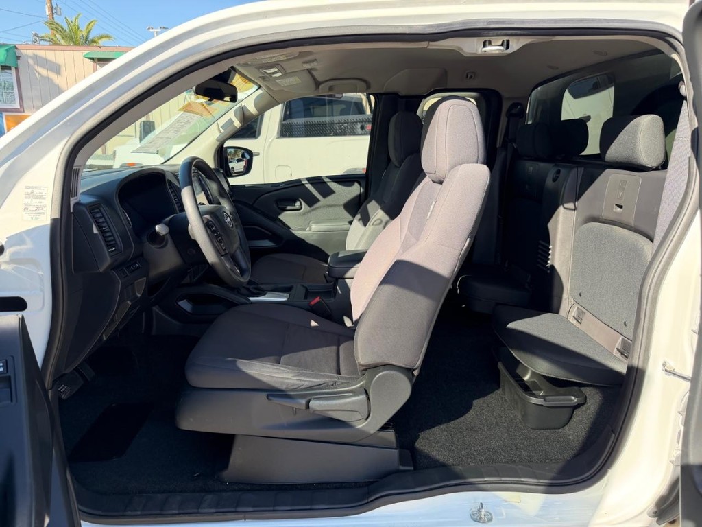 Nissan Frontier Vehicle Full-screen Gallery Image 16