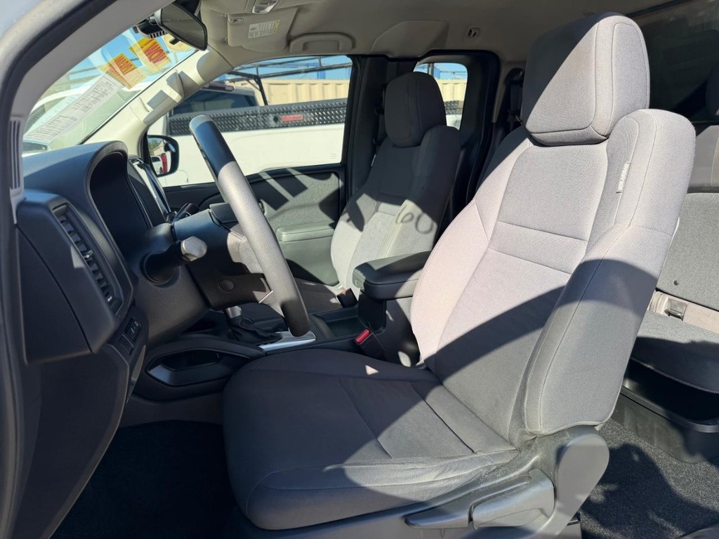 Nissan Frontier Vehicle Full-screen Gallery Image 17
