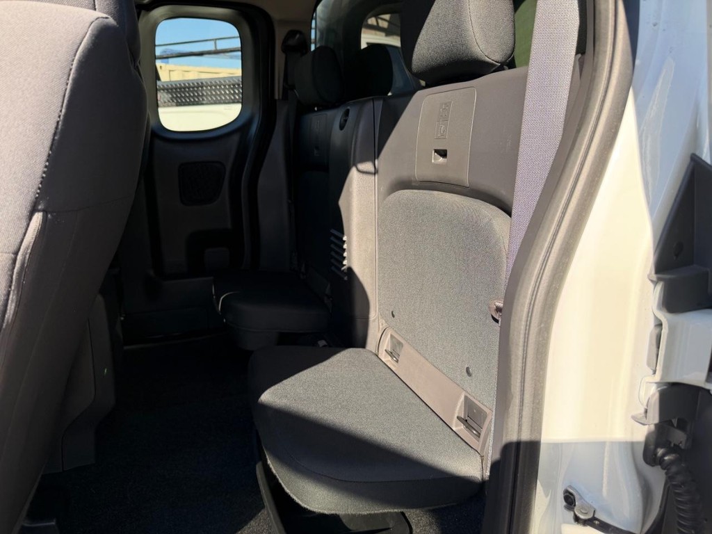 Nissan Frontier Vehicle Full-screen Gallery Image 18