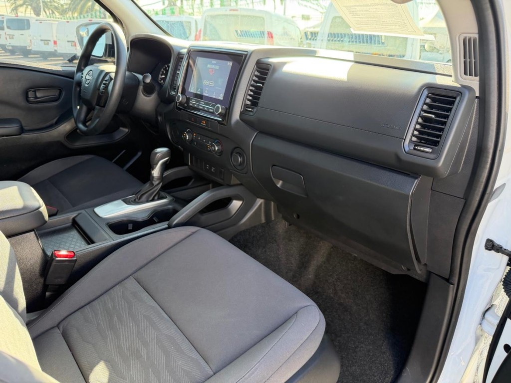 Nissan Frontier Vehicle Full-screen Gallery Image 19